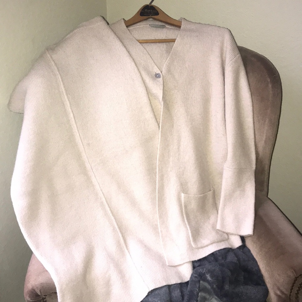 Cream woolen skirt suit.